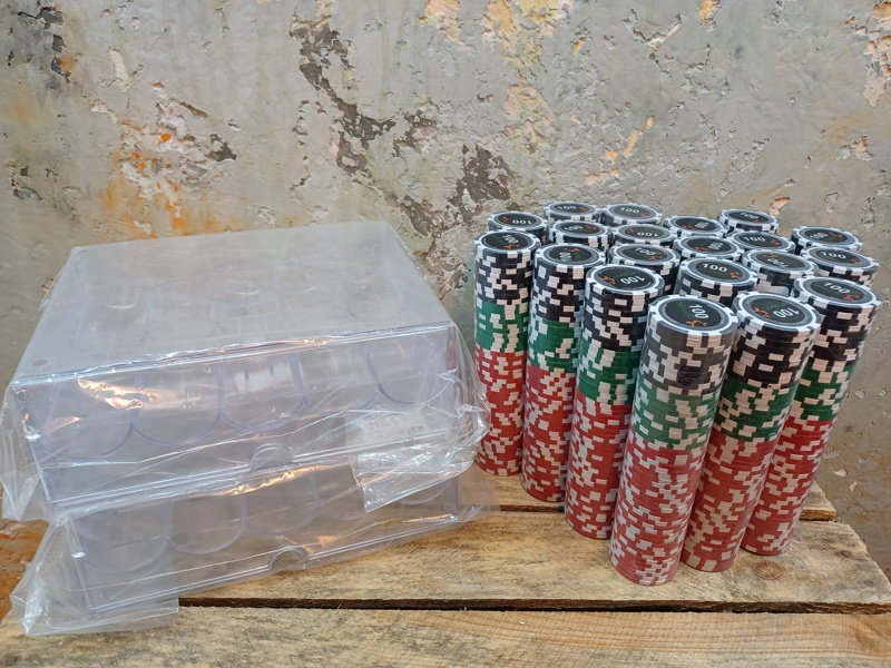 Pokerchips 1000 stk, 2 stk acryl dealerbakker og 2 spilkort